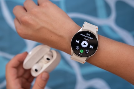 Grâce aux 32 Go de mémoire et à Wear OS 5, j’ai pu télécharger ma playlist Spotify directement sur la montre.