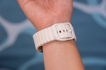 Le bracelet blanc de la Galaxy Watch 7 se tache facilement.