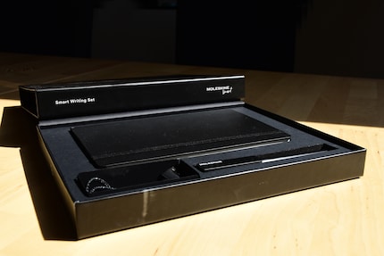 Le Smart Writing Set de Moleskine a en effet l’air très smart dans son beau veston noir.