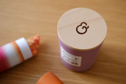 Coaster and protection in one: the wooden candle lid.