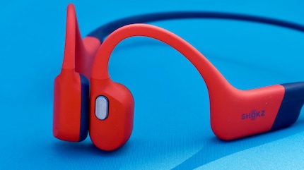 Le bouton latéral légèrement relevé vous permet de prendre des appels téléphoniques ou de sauter des chansons et de passer d'un mode à l'autre.