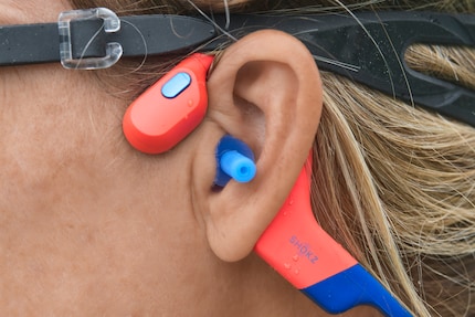 Voilà de quoi s'occuper les oreilles : Même avec des lunettes de natation et les embouts fournis, les écouteurs restent bien en place.