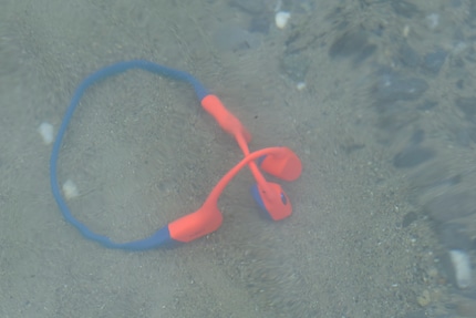 Voici les écouteurs posés sur le fond sableux du lac. Heureusement, j'ai testé leur flottabilité dans l'eau jusqu'aux genoux.