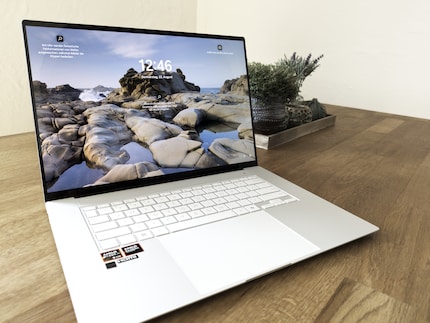 En plus de la nouvelle puce AMD, l'Asus Zenbook S 16 dispose d'un grand écran OLED 3K au format 16:10 et de nombreux ports.