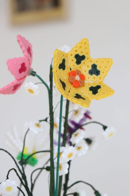 Pas en Lego, mais en perles à repasser : des fleurs de jardin pour l'éternité.