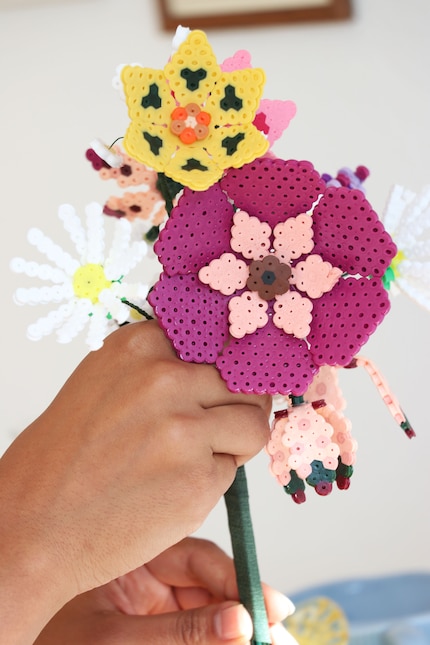 Une fois que vous avez terminé plusieurs fleurs, vous pouvez attacher les tiges ensemble avec le ruban de crêpe pour former un bouquet.