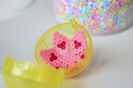 Si vous voulez que la fleur tienne bien, vous pouvez la mettre au congélateur avec la tasse (ou comme ici avec la capsule Gacha) pendant quelques minutes.