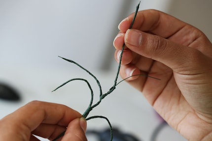 Cette structure en fil de fer peut accueillir plusieurs petites fleurs.