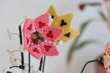 Les fleurs sont bien fixées sur le fil.