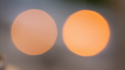 Pixel Peeping : Au grossissement, on distingue encore très faiblement un anneau d'oignon au point lumineux de gauche.