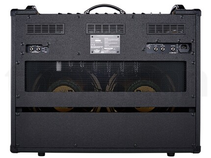 Le célèbre Vox AC30 de 1958 dans une nouvelle édition. Vue de l'arrière : L'AC30, comme de nombreux autres combos de guitare, intègre deux haut-parleurs de 12 pouces.