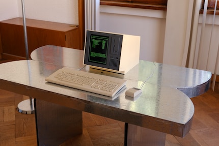 La présentation représente le bureau de travail fictif de Supaform, dans lequel une interaction entre l'ambiance futuriste et nostalgique devait être créée.
