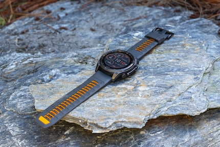 The Fēnix 8 is available with two different displays.