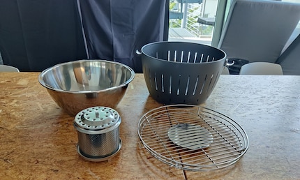 Le barbecue se compose de quatre éléments principaux : Grille, récipient pour le feu, cuvette intérieure et extérieure.