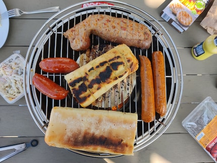 Le fromage grillé au centre était prêt en un clin d'œil. Le pain qui a ensuite été placé au centre a légèrement brûlé pendant la cuisson.