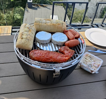 Le barbecue est alimenté.