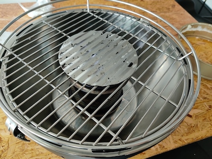 Je n'ai pas réussi à enlever quelques restes sur la grille du barbecue, au milieu du récipient du feu.