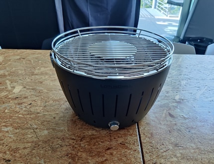 Le barbecue Lotus fait une bonne première impression une fois déballé. Il est léger et compact, donc facile à transporter.