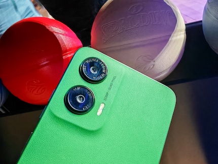 Pour une partie des couleurs, Motorola utilise du cuir végétalien texturé pour le dos.