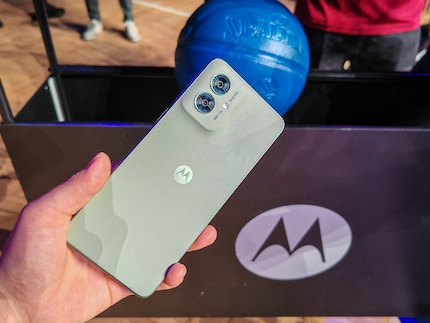 Si les couleurs n'étaient pas différentes, le Moto G55 pourrait être pris pour un G35.