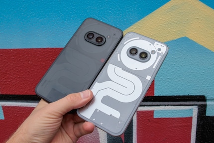 Les Nothing Phone (2a) et Phone (2a) Plus (à droite) ne se distinguent extérieurement que par leur couleur.