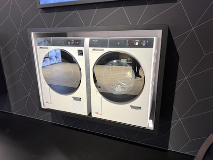 La W2 Nova Edition (à droite) avec le tumbler assorti de Miele.