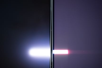 Selon l’éclairage, le noir du QD OLED (à droite) se transforme en violet foncé. Les niveaux de noir de WOLED (à gauche) sont moins sensibles à la lumière ambiante. La situation sur cette photo est toutefois le pire des scénarios.