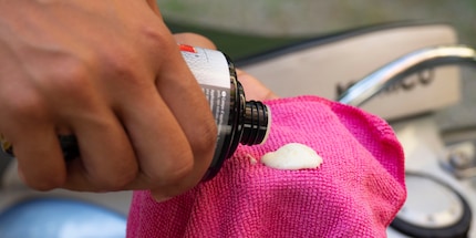 Il faut bien agiter pour éviter que la texture soit grumeleuse. Le produit d’entretien du cuir est censé protéger du vieillissement et conserver la souplesse du matériau.