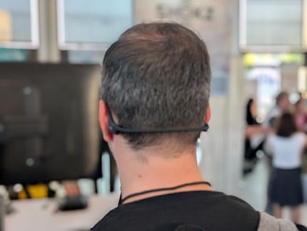 L'arceau épouse l'arrière de la nuque, mais ne comprime pas.
