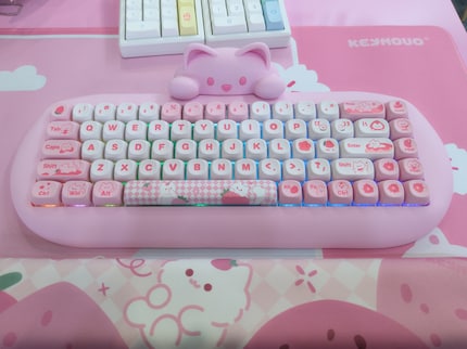 Le clavier rose Yunzii C68 est accompagné d'un adorable chat.
