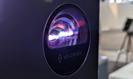 Je ne regarderais jamais directement la lumière ; les diodes laser émettent jusqu'à 3000 lumens ISO puissants.