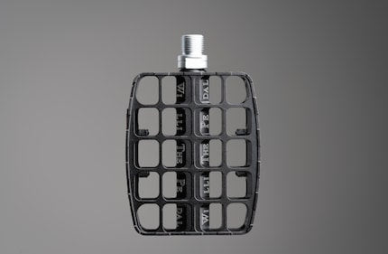 Grâce à la structure en grille, la saleté et l'eau passent à travers la pédale, ce qui devrait la rendre antidérapante et durable.
