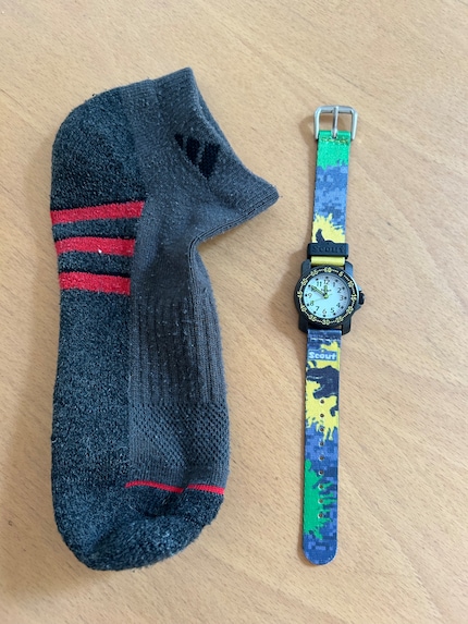 D'abord, on met la montre dans un bas...