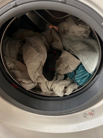 La montre a été mise dans la machine à laver avec quelques vêtements.