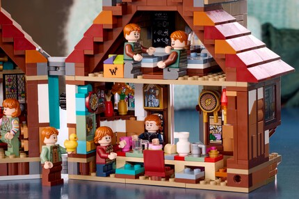 The set contains a total of ten minifigures.