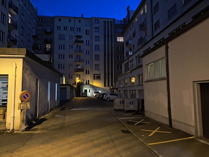 La qualité diminue pour les photos de nuit, mais les photos restent utilisables.