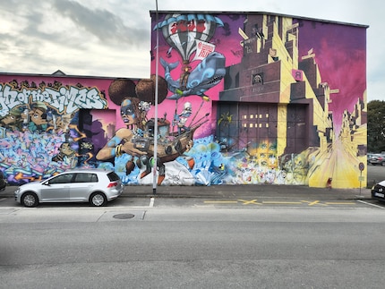 Les couleurs du graffiti sont aussi vives que dans la réalité et ne sont pas exagérées. On distingue bien les nuages dans le ciel.