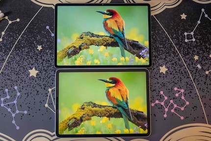 Une fois allumé, le MatePad 11.5 S (en haut) offre une image plus claire, car il n’y a pas de film supplémentaire collé dessus.
