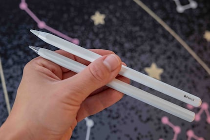L’Apple Pencil (en haut) et le MatePad Pro Pencil de Huawei se ressemblent extérieurement... et pas que.
