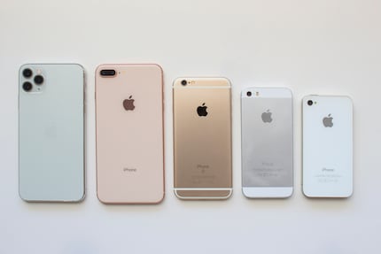 Un couple d'anciens iPhones. De gauche à droite : 11 Pro, 8 Plus, 6S, 5S, 4.