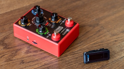 Gadgets préférés pour la guitare électrique : l’accordeur et le simulateur d’ampli.