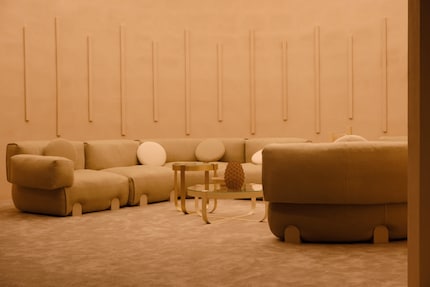As a single module or an arrangement, this Baxter sofa also offers elegant curved shapes.