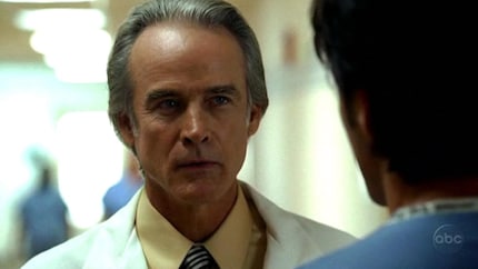 Les flashbacks ont permis de mettre à la terre la folle histoire de l'île. Ici, Jack (à droite) en conflit avec son père alcoolique Christian (à gauche).