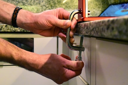 Avec cette fixation serre-joint, la machine ne risque pas de se faire la malle.