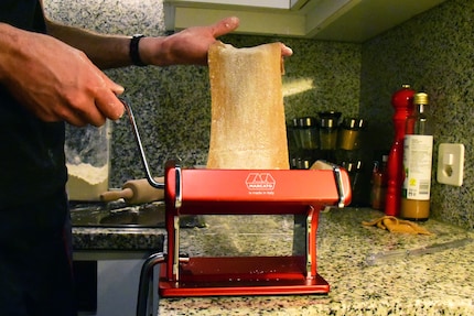 La pâte passe une fois entre les rouleaux à chaque cran entre 1 et 5, devenant de plus en plus fine.