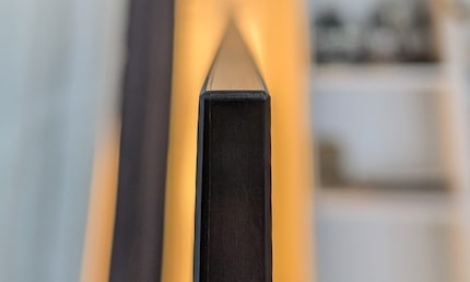 De côté, le téléviseur QD OLED de Samsung est également élégant comme à son habitude.