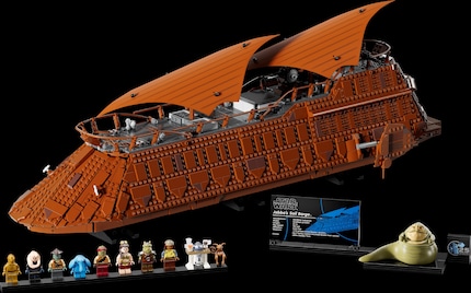 Sailing bark and minifigures at a glance.