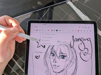 Samsung propose quelques fonctions d'IA. Celles-ci sont accessibles rapidement en appuyant sur un bouton du clavier ou du stylet.