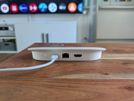 À l’arrière se trouvent trois connecteurs et un bouton pour faire biper la télécommande.