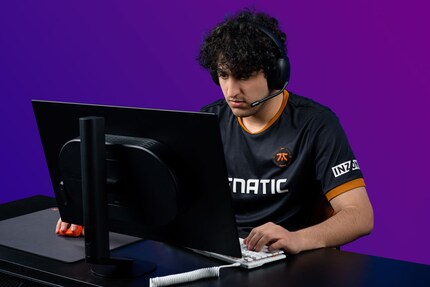 Certaines caractéristiques du Sony M10S ont été développées en collaboration avec l'équipe d'e-sport FNATIC.